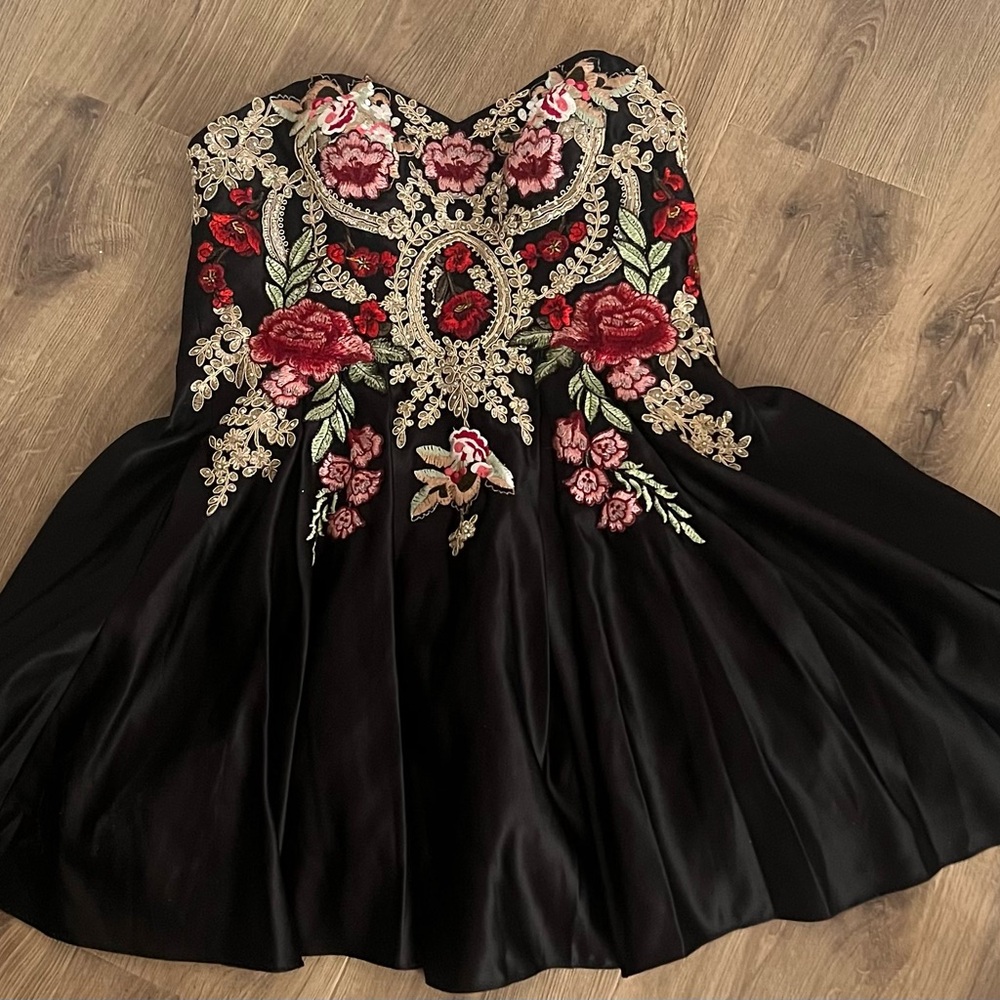 Elegant Strapless Black Dress with Floral Embroidery